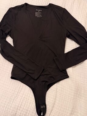 Reoria Women's Black Long-Sleeve V-Neck Bodysuit